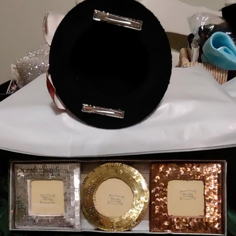 Lot of 3: Silver Sparkly Vintage Hat, Green Sequins Hair Clip, Photo Frames Set - Picture 7 of 15